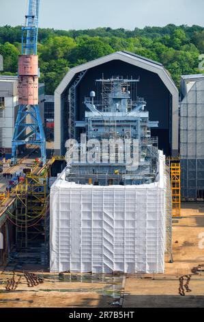 Un navire de guerre de la Marine allemande de Berlin en cours de rénovation majeure au chantier naval allemand de Kiel, en Allemagne. Banque D'Images