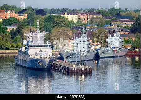 Des navires de guerre de la Marine allemande ont été amarrés à la base navale de Kiel, en Allemagne. Banque D'Images