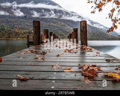 Jetée en bois sur le lac Piano en automne Banque D'Images