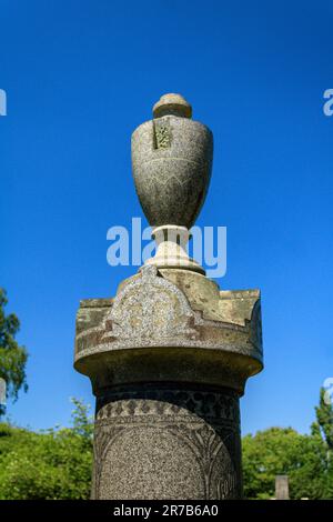 Pierre tombale victorienne au cimetière de Hollinwood. Banque D'Images