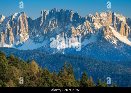Chaîne de montagnes Latemar, Dolomites, Trentin-Haut-Adige/Sudtirol, Italie Banque D'Images