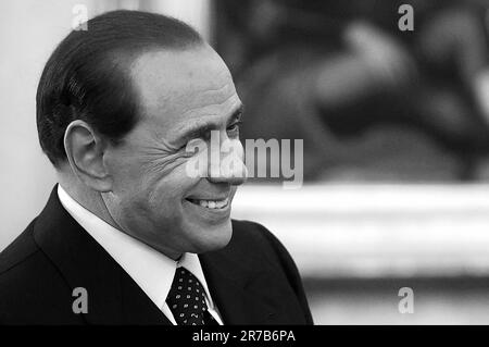 Rome, Italie. 14th juin 2023. L’ancien Premier ministre italien Silvio Berlusconi est mort. Dans la photo la rencontre de Silvio Berlusconi avec le Pape Benoît XVI/dpa/Alamy Live News Banque D'Images