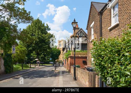 Orford Road, Walthamstow Village, Londres, Royaume-Uni, en été, en regardant vers l'ancienne Maison et la tour de l'église St Mary Banque D'Images