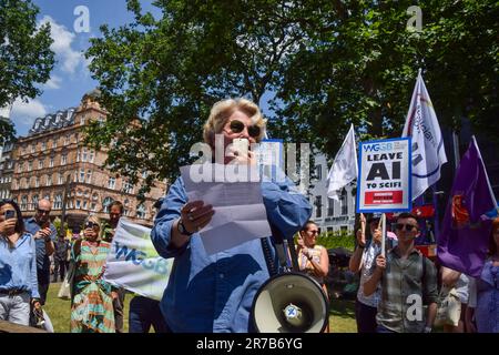 Londres, Royaume-Uni. 14th juin 2023. Le président du GTGB, Sandi Toksvig, prononce un discours au cours de la manifestation. Les scénaristes britanniques et les membres de la WGGB (WGGB) ont organisé un rallye à Leicester Square en solidarité avec les scénaristes américains. Crédit : SOPA Images Limited/Alamy Live News Banque D'Images