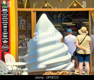 Ayr, Écosse, Royaume-Uni 14th juin 2023. Météo au Royaume-Uni : la plage chaude d'Ayr a vu les touristes et les habitants profiter du sable. Crédit Gerard Ferry/Alay Live News Banque D'Images