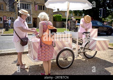 Distributeur de crème glacée Royaume-Uni. Chariot à vélo traditionnel anglais de style vintage, crème glacée et vendeurs de crème glacée. Angleterre. ROYAUME-UNI Banque D'Images