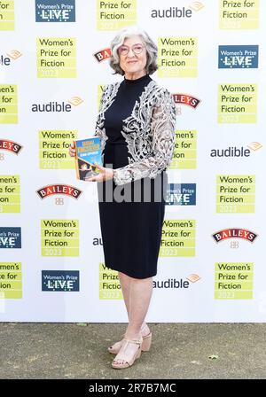 À USAGE ÉDITORIAL EXCLUSIF l'auteur Barbara Kingsolver participe à la cérémonie de remise du Prix des femmes pour la Fiction 2023, qui aura lieu à Bedford Square Gardens, Londres. Date de la photo: Mercredi 14 juin 2023. Le prix, qui en est maintenant à ses 28th ans, est ouvert aux œuvres originales de fiction écrites en anglais par des femmes du monde entier, le gagnant recevant £30 000 et le 'Bessie', une figurine de bronze en édition limitée de l'artiste Grizel Niven. La courte liste de cette année est Jacqueline Crooks - Fire Rush; Louise Kennedy - intrusion; Barbara Kingsolver - Daemon Copperhead; Priscilla Morris - Black Butterflies; Magg Banque D'Images