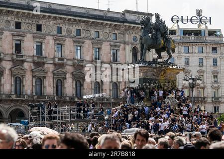 Milan, Italie. 14 juin 2023. Les gens se rassemblent sur la piazza Duomo lors des funérailles d'État de Silvio Berlusconi. Silvio Berlusconi, ancien Premier ministre italien, est mort sur 12 juin 2023 à l'âge de 86 ans. Credit: Nicolò Campo/Alay Live News Banque D'Images