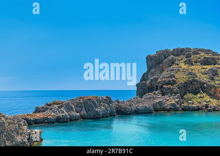 Vue depuis la plage de St. Baie de Paul près de la ville de Lindos, ciel bleu clair et mer émeraude, île de Rhodes, îles grecques de l'archipel dodécanèse Banque D'Images