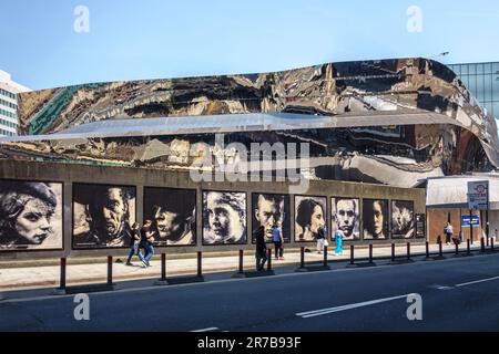 'Made in Birmingham', une fresque murale de 50m située à l'extérieur de la New Street Station avec des personnages de la série télévisée Peaky Blinders, réalisée par l'artiste Jon Jones Banque D'Images