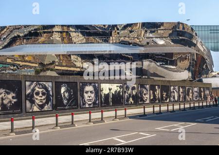 'Made in Birmingham', une fresque murale de 50m située à l'extérieur de la New Street Station avec des personnages de la série télévisée Peaky Blinders, réalisée par l'artiste Jon Jones Banque D'Images