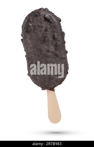 Crème glacée sur un bâton, sur un fond blanc isolé. Crème glacée recouverte de chocolat noir avec des biscuits. Cuillère à glace isolat pour insertion dans un Banque D'Images