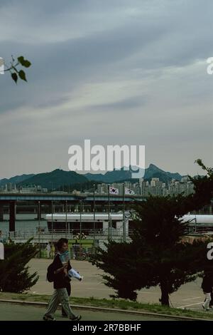 Vue sur les montagnes et la rivière Han depuis le parc Yeouido de Séoul, en Corée du Sud. Banque D'Images