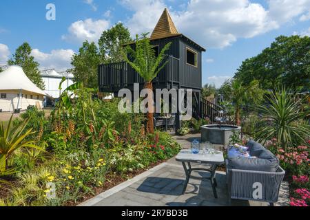 Birmingham, NEC, Royaume-Uni. 14th juin 2023. Kim Parish Garden designer avec Derek Bishop, 91 ans, à BBC Gardeners' World Live, qui a été l'inspiration pour le jardin. Le jardin de Fontana est une célébration des jardins de Cornouailles et de Cornouailles. Le jardin sera offert aux soins palliatifs de Cornwall après le spectacle. Derek a toujours eu l'ambition de faire partie d'un jardin d'exposition. Crédit : Ian Tennant /Alay Live News. Banque D'Images