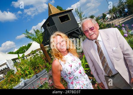 Birmingham, NEC, Royaume-Uni. 14th juin 2023. Kim Parish Garden designer avec Derek Bishop, 91 ans, à BBC Gardeners' World Live, qui a été l'inspiration pour le jardin. Le jardin de Fontana est une célébration des jardins de Cornouailles et de Cornouailles. Le jardin sera offert aux soins palliatifs de Cornwall après le spectacle. Derek a toujours eu l'ambition de faire partie d'un jardin d'exposition. Crédit : Ian Tennant /Alay Live News. Banque D'Images