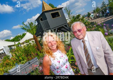 Birmingham, NEC, Royaume-Uni. 14th juin 2023. Kim Parish Garden designer avec Derek Bishop, 91 ans, à BBC Gardeners' World Live, qui a été l'inspiration pour le jardin. Le jardin de Fontana est une célébration des jardins de Cornouailles et de Cornouailles. Le jardin sera offert aux soins palliatifs de Cornwall après le spectacle. Derek a toujours eu l'ambition de faire partie d'un jardin d'exposition. Crédit : Ian Tennant /Alay Live News. Banque D'Images