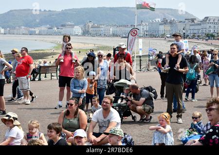 Les familles et les enfants regardent le spectacle traditionnel Punch and Judy du professeur Codman sur la promenade de Llandudno. Pays de Galles Royaume-Uni Banque D'Images