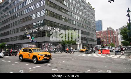 NEW YORK, NEW YORK, Etats-Unis - 12 JUIN 2023 : vue sur l'architecture depuis W 34St 9th Avenue sur Manhattan Banque D'Images