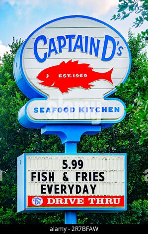 L’affiche du restaurant de fruits de mer du Capitaine d’s propose du poisson et des frites pour 5,99 $, 11 juin 2023, à Mobile, Alabama. Le capitaine d’s a été fondé au Tennessee en 1969. Banque D'Images