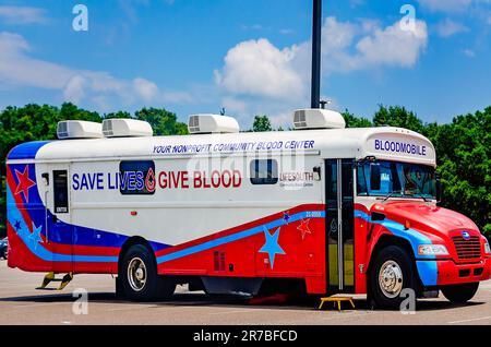 Un centre mobile de don de sang, communément appelé mobile de sang, est stationné à l'extérieur d'un magasin, 11 juin 2023, à Theodore, Alabama. Banque D'Images