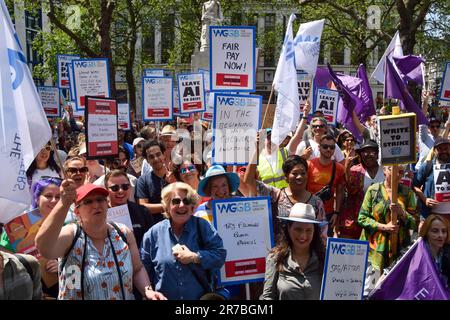 Londres, Royaume-Uni. 14th juin 2023. Les scénaristes britanniques et les membres de la WGGB (WGGB) ont organisé un rallye à Leicester Square en solidarité avec les scénaristes américains les plus marquants. Banque D'Images