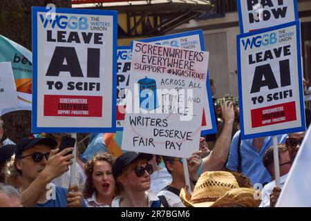 Londres, Royaume-Uni. 14th juin 2023. Les scénaristes britanniques et les membres de la WGGB (WGGB) ont organisé un rallye à Leicester Square en solidarité avec les scénaristes américains les plus marquants. Banque D'Images