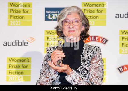 USAGE ÉDITORIAL SEULEMENT Barbara Kingsolver, auteur de Daemon Copperhead, est annoncée comme la gagnante du Prix des femmes pour la Fiction 2023, qui se tiendra à Bedford Square Gardens, Londres. Date de la photo: Mercredi 14 juin 2023. En tant que lauréate du prix, qui est maintenant dans son année 28th, Barbara Kingsolver recevra £30 000 et le 'Bessie', une figurine de bronze en édition limitée de l'artiste Grizel Niven. Le crédit photo devrait se lire comme suit : Ian West/PA Wire. Banque D'Images