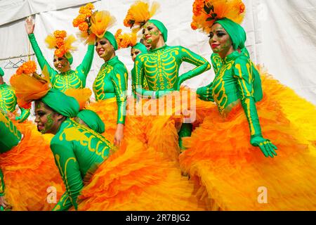 Les danseurs de squelette s'entraînent avant le début de la Grande Parade des morts pour célébrer les vacances de Dia de los Muertos sur le Paseo de la Reforma, 29 octobre 2022 à Mexico, Mexique. Banque D'Images