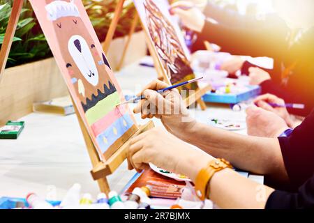 Femme artiste peint une image Banque D'Images