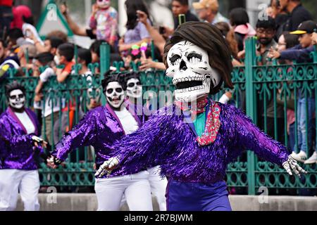 Les danseurs mexicains se produisent en costumes de squelette lors de la Grande Parade des morts pour célébrer les vacances de Dia de los Muertos sur le Paseo de la Reforma, 29 octobre 2022 à Mexico, Mexique. Banque D'Images