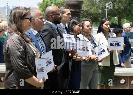 Washington, États-Unis. 14th juin 2023. Activiste d'UnidosUS soutient l'initiative de créer quatre millions de propriétaires latinos d'ici 2030 lors d'une conférence de presse aujourd'hui sur 14 juin 2023 au Swamp du Sénat/Colline du Capitole à Washington DC, Etats-Unis. (Photo de Lénine Nolly/Sipa USA) Credit: SIPA USA/Alay Live News Banque D'Images