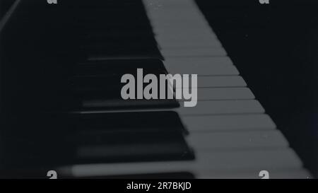 Gros plan sur des touches d'ivoire blanc et des touches noires sur un piano d'époque Banque D'Images