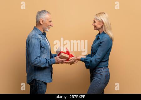 Couple senior romantique heureux en amour célébrant l'anniversaire ensemble Banque D'Images