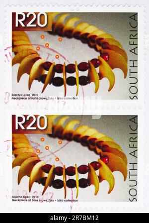 MOSCOU, RUSSIE - JUIN 8 2023 : deux timbres-poste imprimés en Afrique du Sud montrent les griffes de Neckpiece of lions, Zulu, œuvres d'art de la série de perles, vers 2010 Banque D'Images