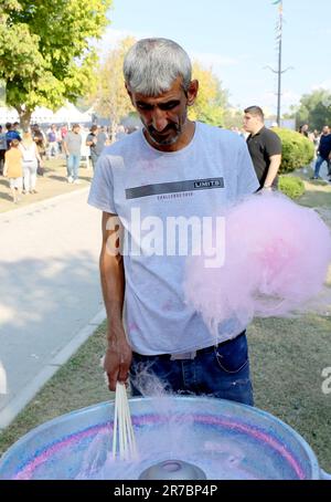 ADANA,TURQUIE-OCTOBRE 09,2022:Homme non identifié faisant de la Candy de coton rose au festival local. 09 octobre, 2022 à Adana, Turquie Banque D'Images