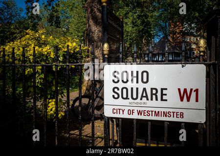 Soho Square W1 - Soho Square est un espace vert dans le quartier des divertissements de Londres Soho datant de 1681 - le quartier de Soho de Londres des plaques de rue Banque D'Images