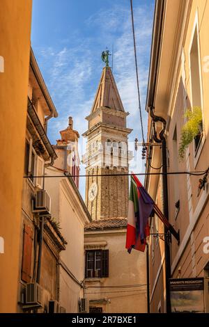 Vue sur une rue étroite de la vieille ville de piran donnant sur le clocher de St George - une réplique du campanile de St Mark Banque D'Images