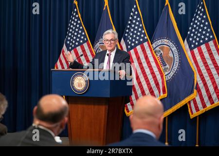 Washington, États-Unis. 14th juin 2023. ÉTATS-UNIS Le président de la Réserve fédérale, Jerome Powell (arrière), assiste à une conférence de presse à Washington, DC, aux États-Unis, sur 14 juin 2023. États-Unis La Réserve fédérale a maintenu mercredi la fourchette cible du taux des fonds fédéraux inchangée, de 5 % à 5,25 %, après un grand nombre de 10 hausses consécutives depuis mars 2022. Credit: Liu Jie/Xinhua/Alay Live News Banque D'Images