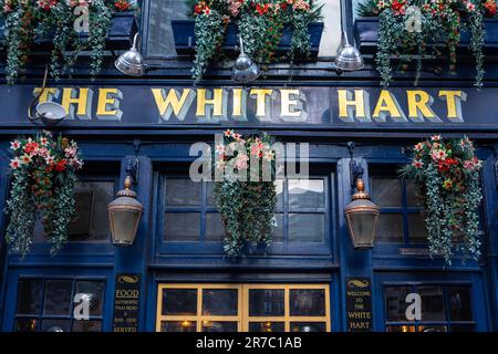 Londres, Royaume-Uni - 2 mars 2023 : l'extérieur de la maison publique traditionnelle White Hart, située sur Whitechapel High Street, à Londres, Royaume-Uni. Banque D'Images