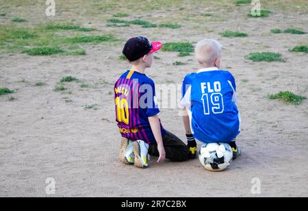 deux petits garçons - joueurs de football, isolés sur blanc Banque D'Images