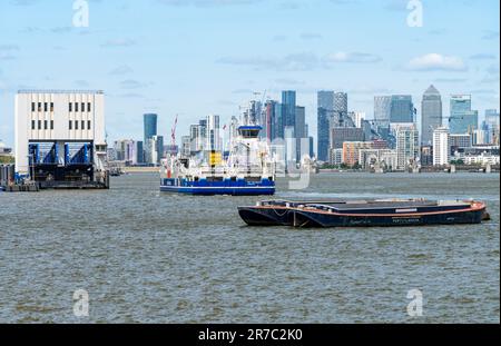 Woolwich, Londres - 15 mai 2023 : le car Ferry s'approche du terminal de Woolwich Ferry sur la Tamise Banque D'Images