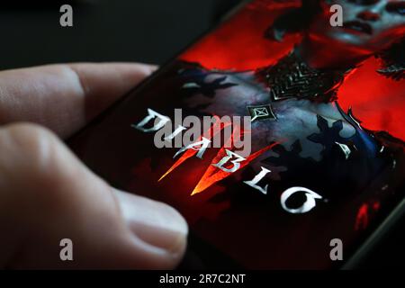 Diablo 4 logo de jeu vu sur smartphone tenir dans une main. Diablo IV est un jeu développé par Blizzard Entertainment. Stafford, Royaume-Uni, 14 juin 2023 Banque D'Images