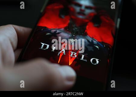 Diablo 4 logo de jeu vu sur smartphone tenir dans une main. Diablo IV est un jeu développé par Blizzard Entertainment. Stafford, Royaume-Uni, 14 juin 2023 Banque D'Images