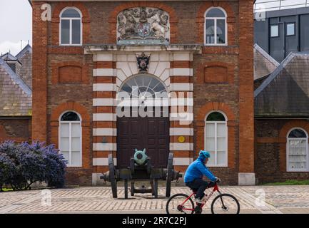 Woolwich, Londres - 15 mai 2023 : canon antique à l'extérieur de la fonderie de laiton Royal dans le développement de Royal Arsenal Riverside Banque D'Images