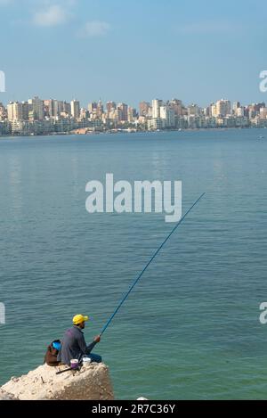 Alexandrie, Égypte. 1 décembre 2022 Un pêcheur local sur la côte méditerranéenne de la ville d'Alexandrie, Egypte, y compris l'espace de copie pour l'image de couverture. Banque D'Images