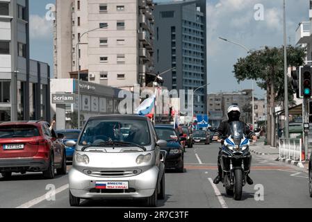 Larnaca, Chypre - 26 mars 2022: Voitures avec drapeaux de la Russie pendant le rallye Pro-russe à Larnaca Banque D'Images