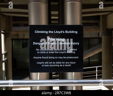 Londres, Royaume-Uni - 2 mars 2023: Un panneau sur l'extérieur du Lloyds Building dans la ville de Londres, avertissement contre les personnes grimpant le bâtiment. Banque D'Images