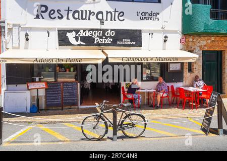 Restaurant local sur l'avenue Infante de Sagres, Quarteira, Algarve, Portugal Banque D'Images