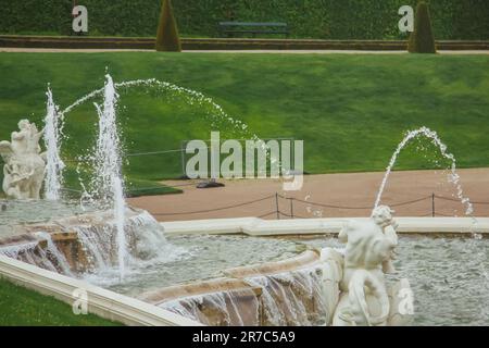 VIENNE, AUTRICHE - 11, 05, 2019: Jardins du Belvédère, parc baroque impérial avec étangs, fontaines, nymphes, palais du Belvédère inférieur en arrière-plan nuage Banque D'Images