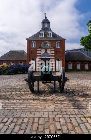 Canon antique à l'extérieur de la fonderie de laiton Royal dans le développement de Royal Arsenal Riverside Banque D'Images